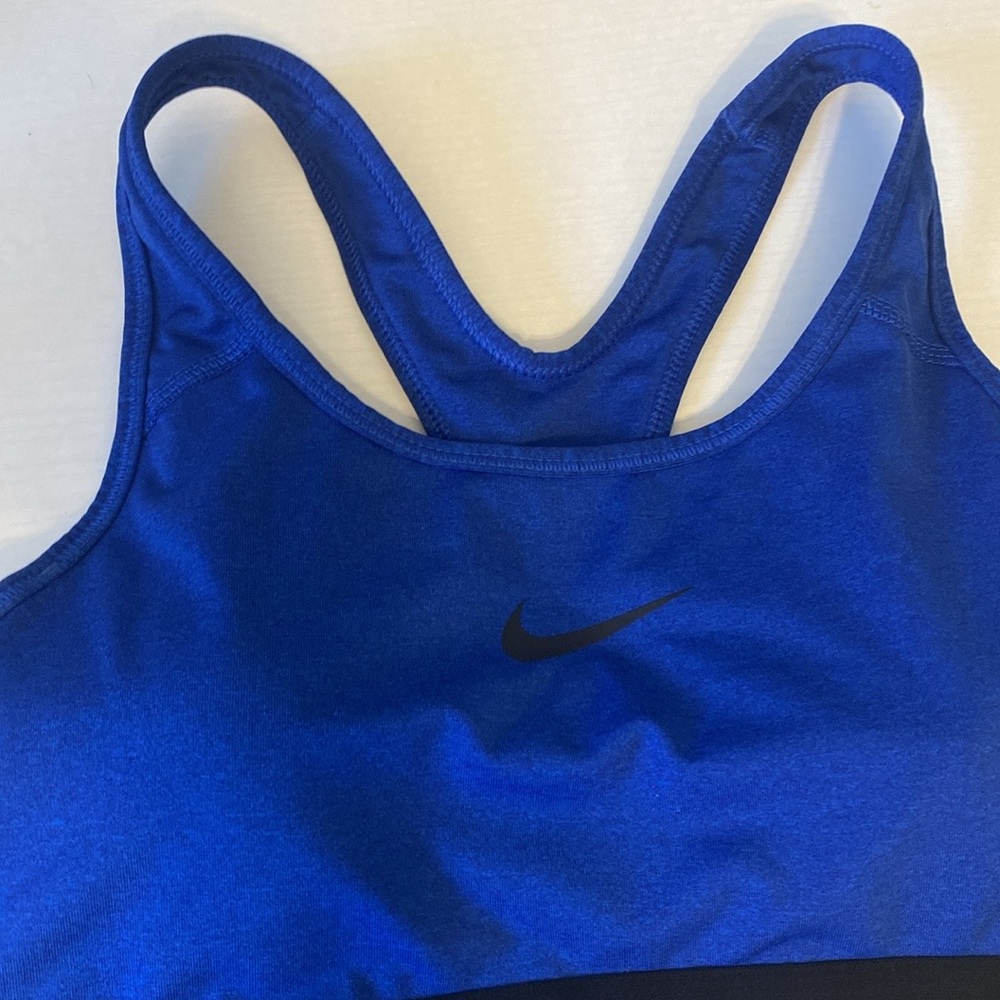 Size medium with removable pads excellent condition